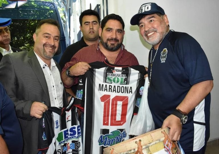 Regalos para Diego Maradona llevados desde Santiago del Estero en el partido disputado con Gimnasia el año pasado. Prensa Central Córdoba.