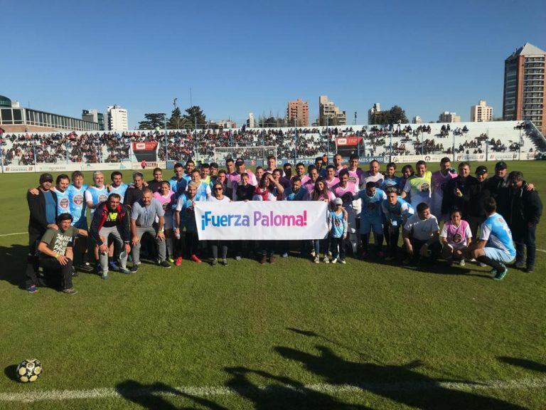 Jugadores y personalidades destacadas en el partido a beneficio de Paloma.