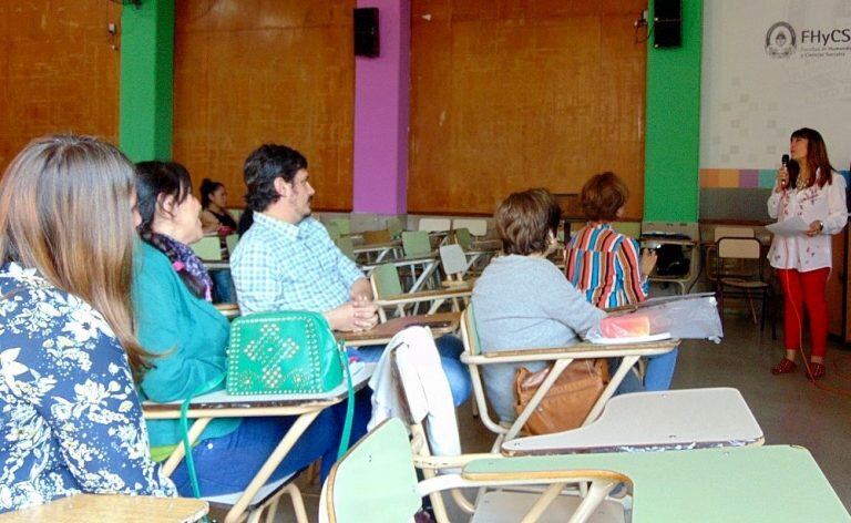 La directora de la nueva Maestría en Estudios Literarios de Frontera, Dra. Alejandra Nallim, durante su presentación.