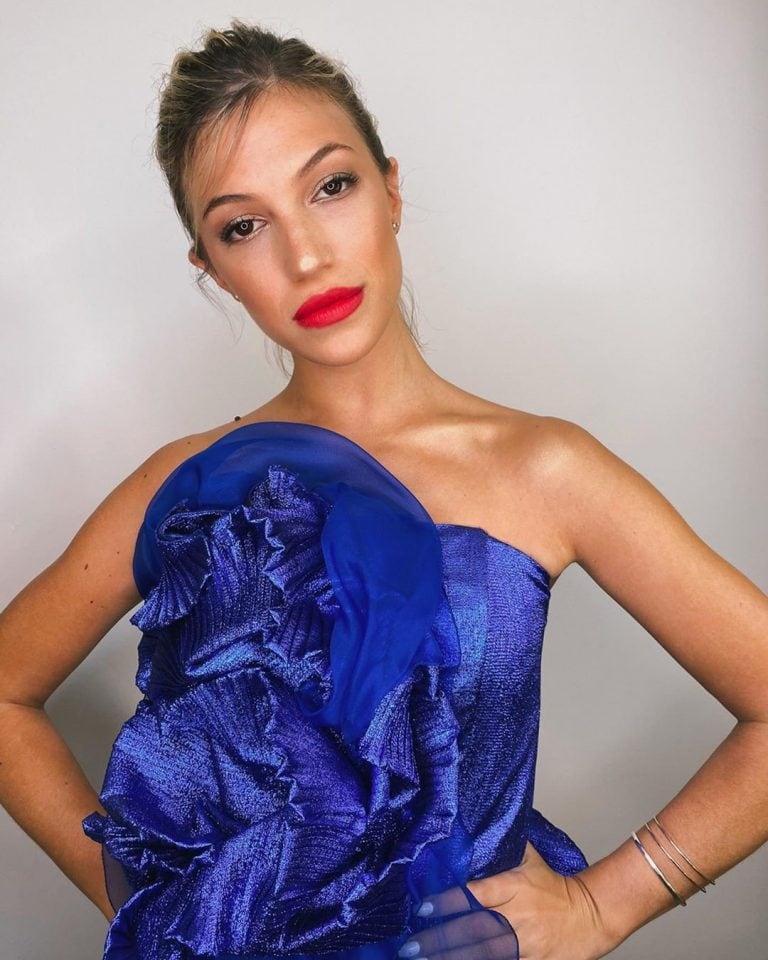 Stefi Roitman sorprendió a todos con un increíble vestido azul con una enorme flor en el pecho, que lució para la gala de "Los personajes del año" de la revista Gente