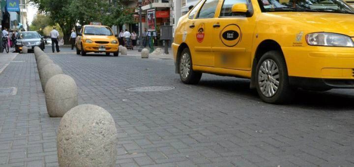 Carlos, el taxista solidario que hace viajes gratis para agradecerle a la gente.