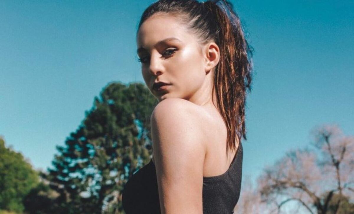 Juanita Tinelli “total black”: deslumbró con un mini top y calza engomada