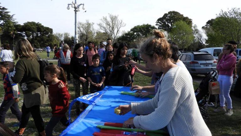 Barrileteada para concientizar sobre el autismo.