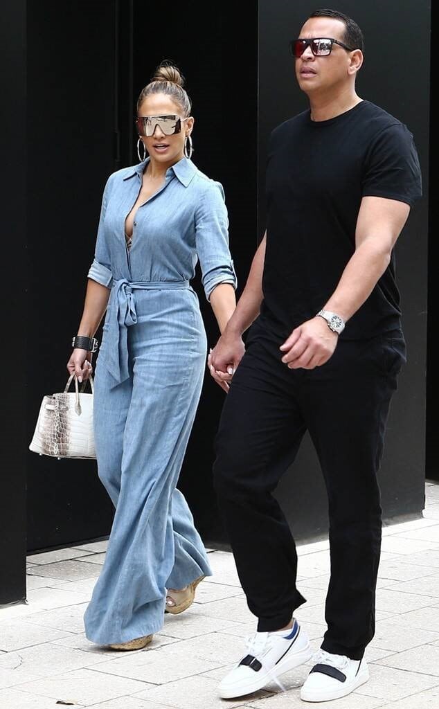 La foto de la polémica: Jennifer López caminando de la mano junto a su prometido Alex Rodríguez por las calles de NY en 2017.