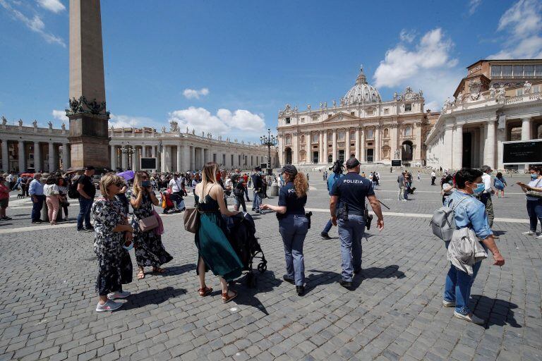 Cientos de fieles se acercaron a la Plaza San Pedro (Foto: EFE/EPA/GIUSEPPE LAMI)