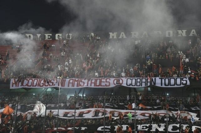 Banderas con amenazas en el Coloso Marcelo Bielsa