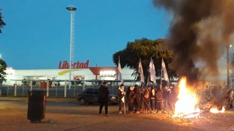 El paro de empleados de comercio se siente en Rosario. (AEC)