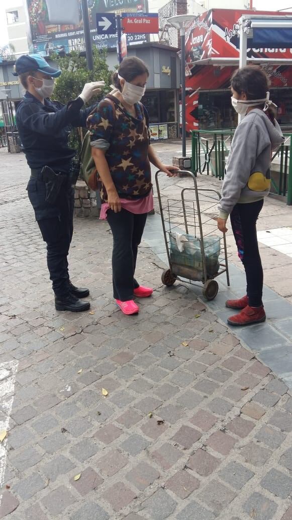 Policías de Carlos Paz entregaron barbijos al Refugio Nocturno Cura Brochero