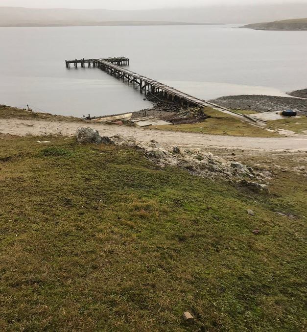 Vista actual del muelle de San Carlos, utilizado por las tropas británicas durante el desembarco del 21 de mayo del '82.