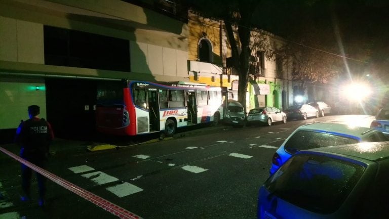 Un auto y un colectivo chocaron en Caballito y se incrustaron contra un comercio (Foto: Twitter)