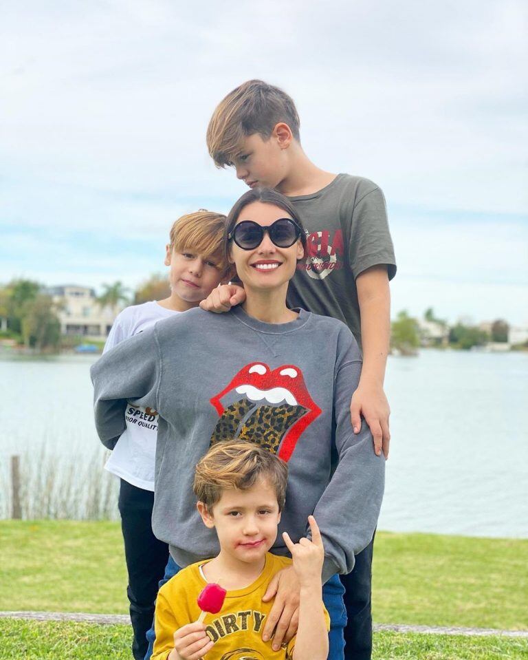 Pampita junto a sus hijos.