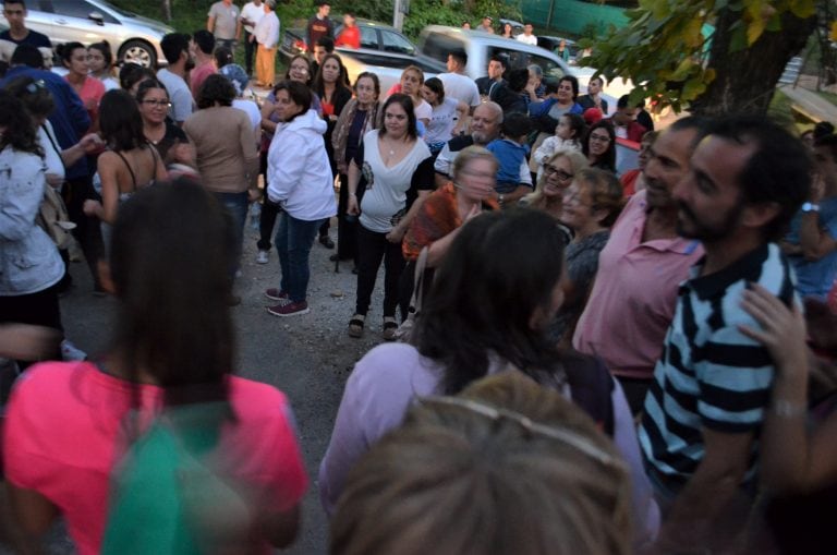 Claudio Peña festejó con los vecinos en la puerta de la Escuela Mariano Moreno