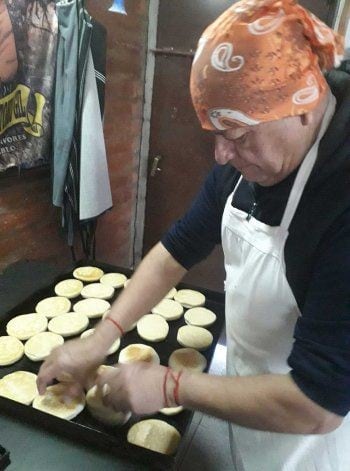 Abuelos se disfrazan de payasos y regalan merienda por el Día del Niño