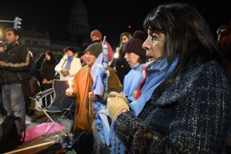 Los manifestantes a favor y en contra del aborto pasaron la noche en la Plaza del Congreso.