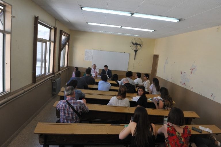 El presidente Alberto Fernández asistió a la Facultad de Derecho de la UBA para tomar exámenes. (Clarín)