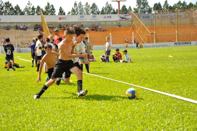 Los chicos respiraron fútbol y además de la charla técnica mostraron lo que saben hacer con la pelota. (Misiones Online)