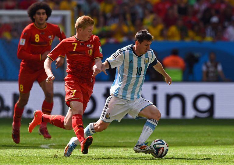 Kevin De Bruyne enfrentando a Lionel Messi (Foto: TyC Sports)