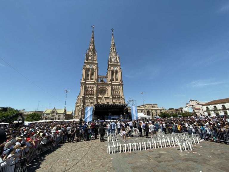 Misa de la unidad en Luján, Macri y Fernández (Foto:Clarín)