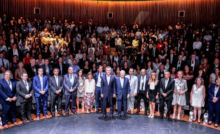 MD05. BUENOS AIRES (ARGENTINA), 31/01/2018.- Fotografía cedida por la Presidencia de Argentina muestra al presidente de Argentina, Mauricio Macri (c-i), y al titular del Indec, Jorge Todesca (c-d), mientras posan con todos los asistentes durante el 50 aniversario del Instituto Nacional de Estadística y Censos (Indec) hoy, miércoles 31 de enero de 2018, en Buenos Aires (Argentina). Macri, aseguró hoy que en los dos años que lleva al frente del Gobierno se produjo una "transformación" en el Instituto Nacional de Estadística y Censos (Indec), que pasó de la "oscuridad" a la "transparencia" en sus informes. EFE/CORTESÍA PRESIDENCIA ARGENTINA/SOLO USO EDITORIAL/NO VENTAS