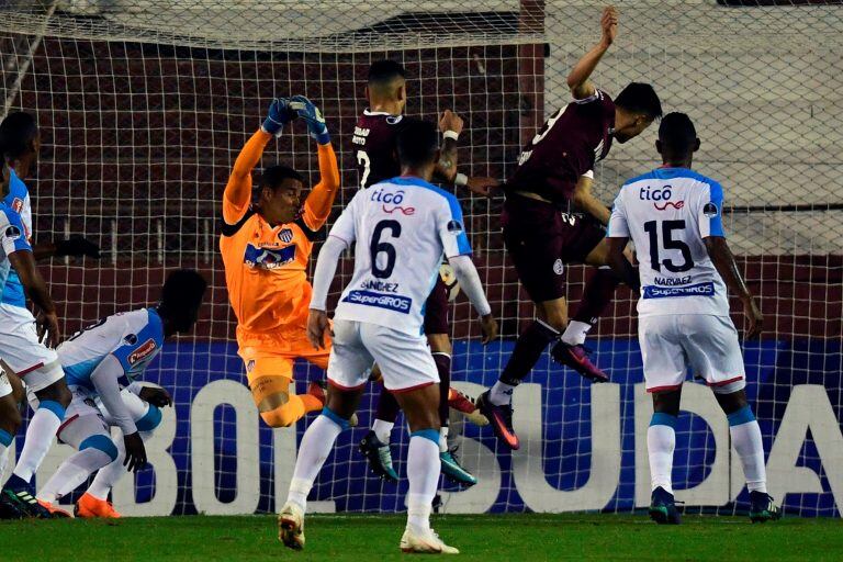 Defender Rolando Garcia Guerreno (R) of Argentina's Lanus, scores against Colombia's Junior during their Copa Sudamericana football match at Lanus stadium in Lanus, Buenos Aires, Argentina, on July 17, 2018. / AFP PHOTO / EITAN ABRAMOVICH