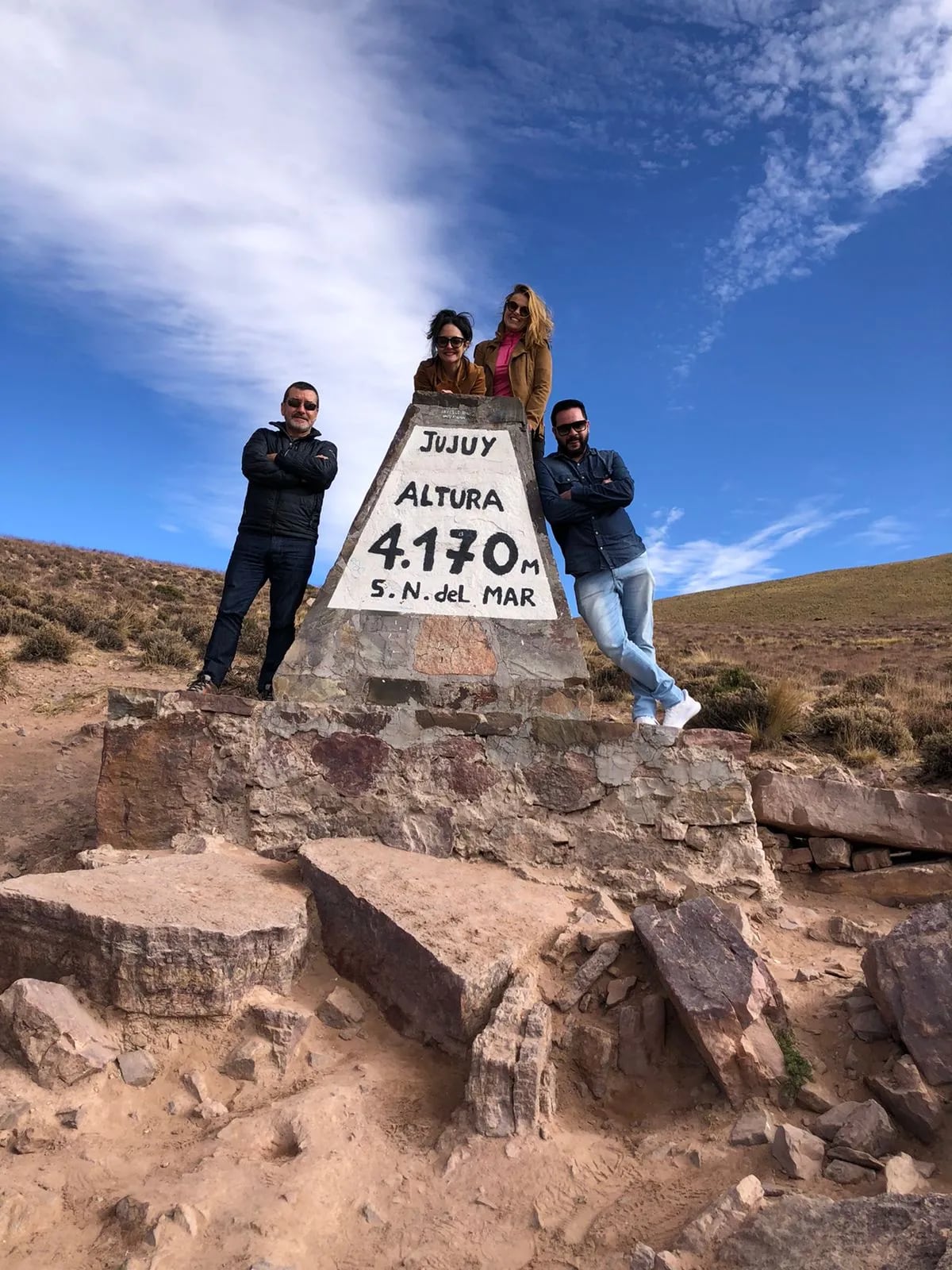 Una postal de la visita de los ejecutivos brasileños a Jujuy: la tradicional fotografía en el hito que marca la altura a la que llega la RN 52 en su recorrido hacia las Salinas Grandes, en la cordillera.