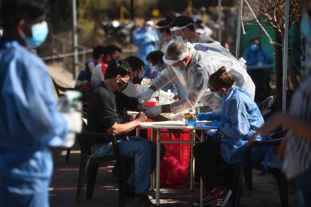 Más de 8 mil casos de coronavirus se registraron este martes en Argentina.