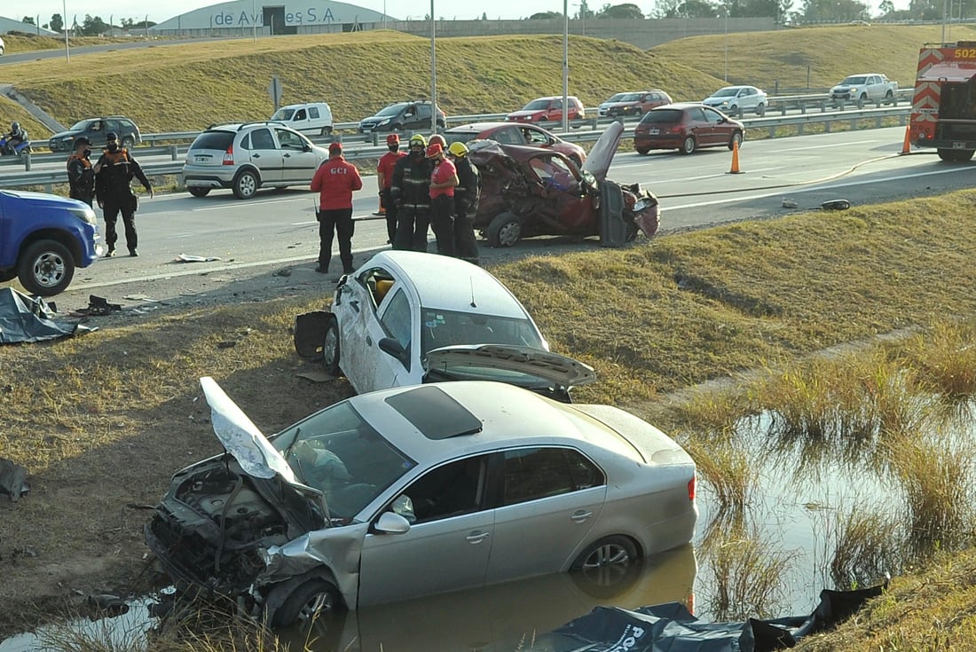 Siniestro vial fatal en Circunvalación: dos muertos tras un triple choque.s Ocurrió en la avenida Circunvalación a la altura del anillo interno sobre la avenida Fuerza Aérea.
(Javier Ferreyra/La Voz)