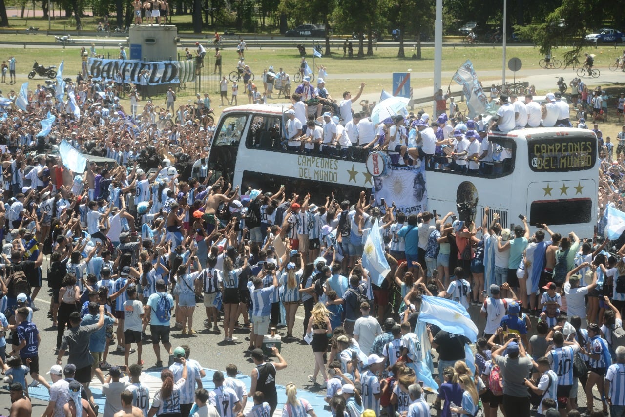 La locura de los hinchas que siguen el micro a todos lados.