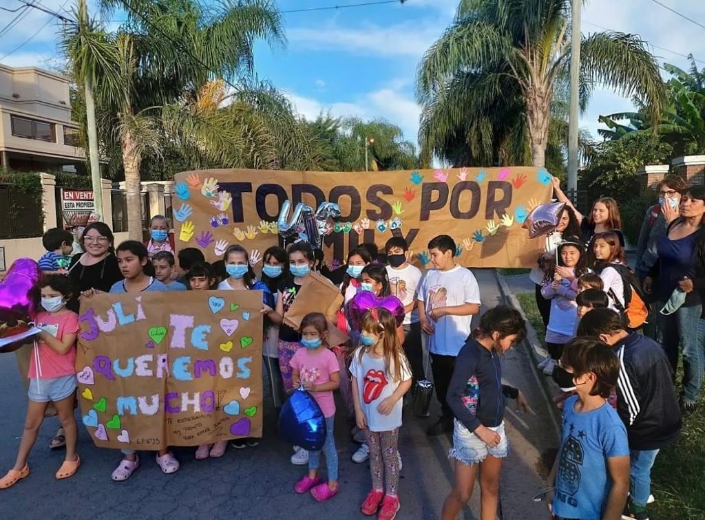 Los amigos de la escuela de Emily y Julieta les realizaron una despedida a las niñas antes de que emprendieran rumbo a España.