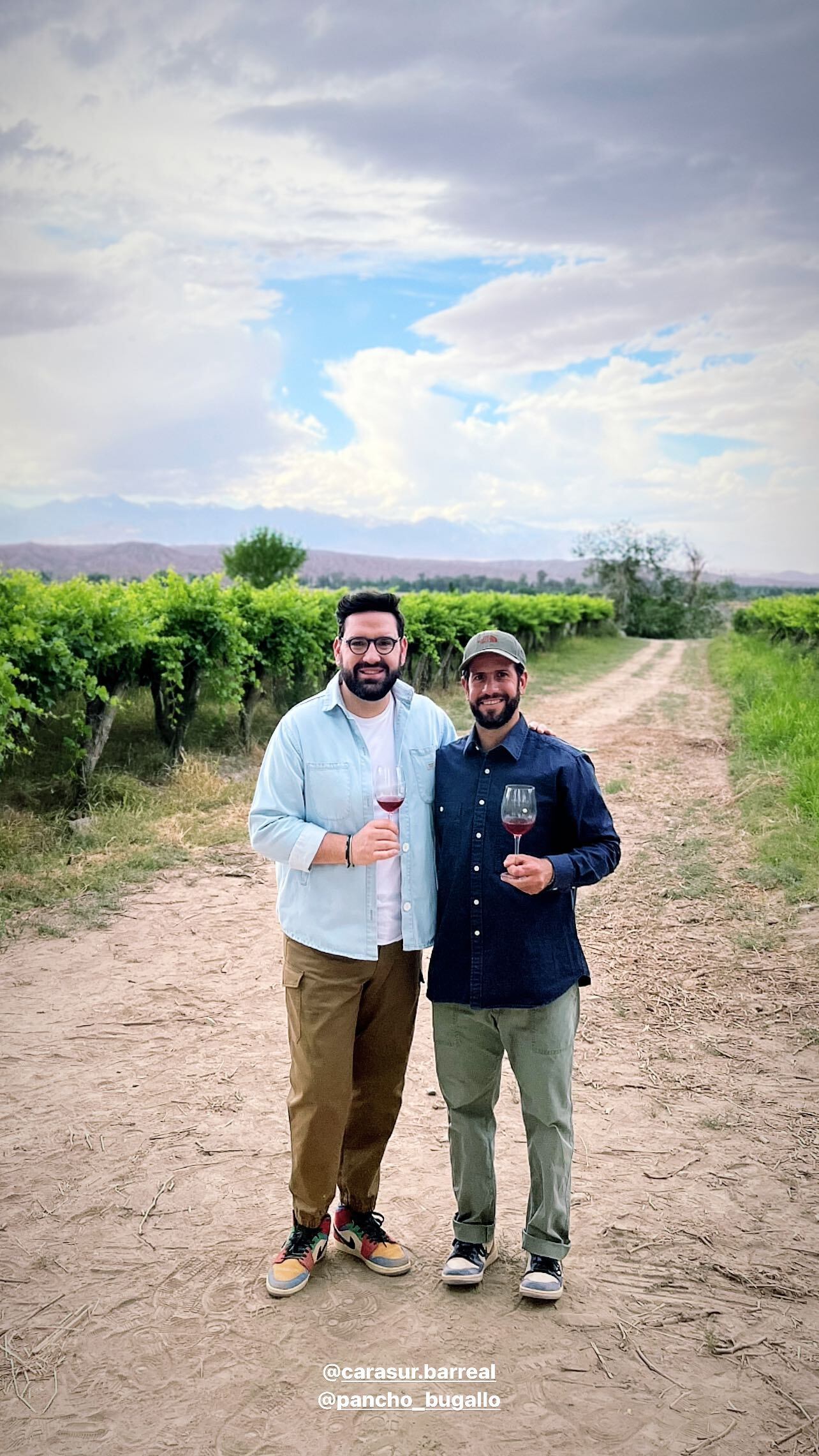 Damián Betular degustó el vino de una bodega de San Juan.