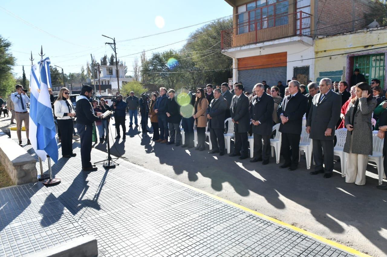 Jaldo, su comitiva, vecinos y autoridades locales.