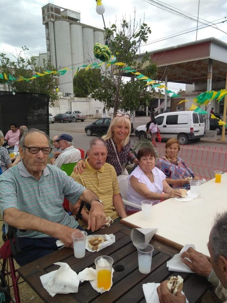 Abuelos de Geriátricos locales en el predio de la Fiesta del Trigo