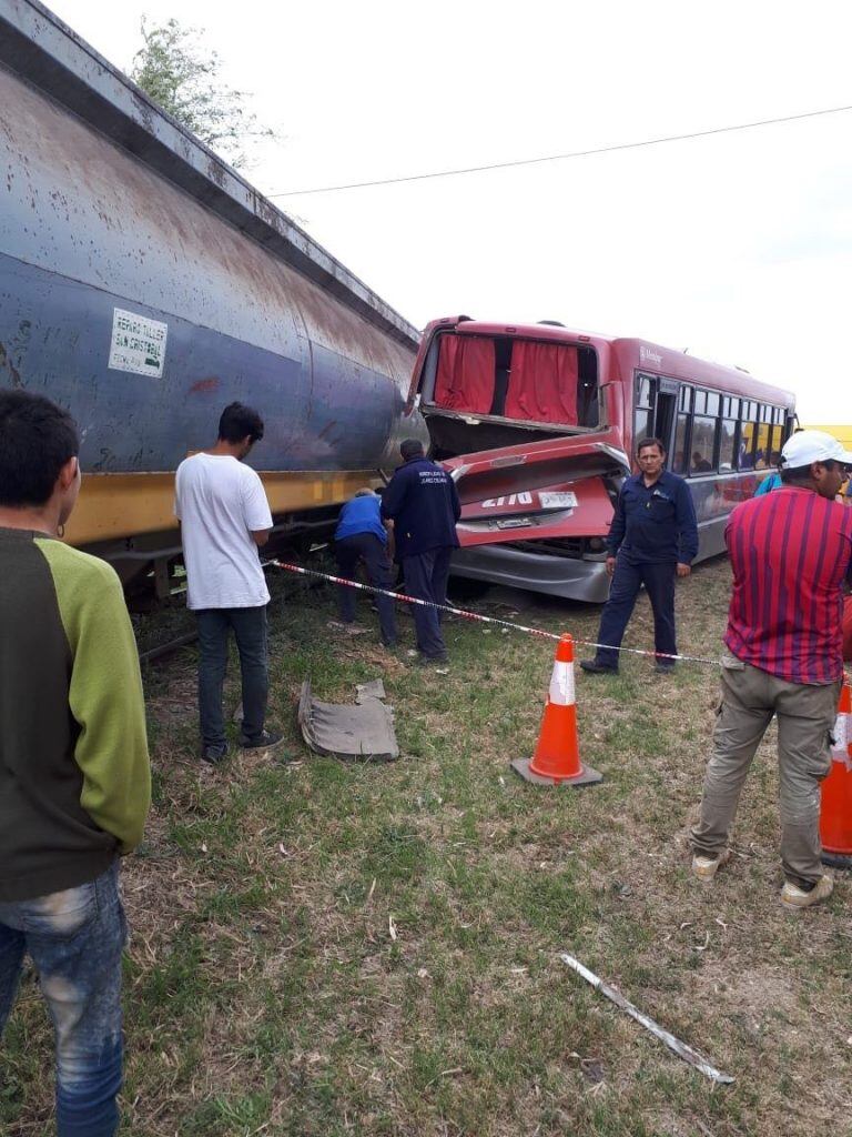 El accidente entre el tren y el colectivo ocurrió en cercanías de Guiñazú.