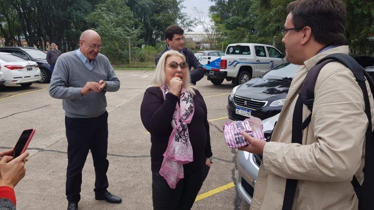 Elisa Carrió aprovechó el parate en su viaje para comer chipá. (Vía Rosario)