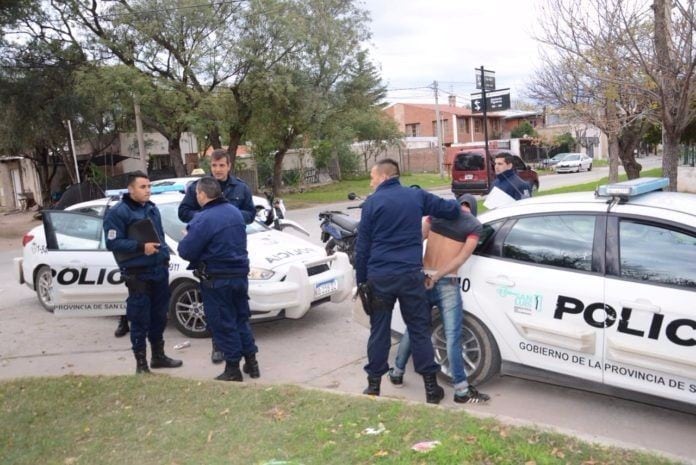 Lo vieron bajando por la medianera de una casa en las calles Abelardo Figueroa y San Juan.