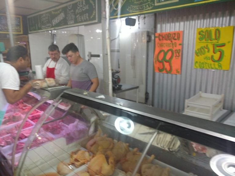 El mercadito de Alto Alberdi que decidió poner los precios de la carne en dólares.