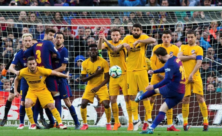 GRAF4741. BARCELONA, 04/03/2018.- El delantero argentino del FC Barcelona Lionel Messi lanza el balón ante los jugadores del Atlético de Madrid, durante el partido de la vigésimo séptima jornada de Liga que disputan en el estadi Nou Camp.EFE/Enric Fontcuberta.