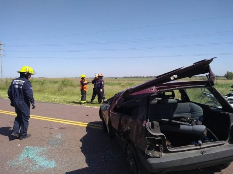 El Fiat Uno que volcó en la Ruta 10 (El Diario)