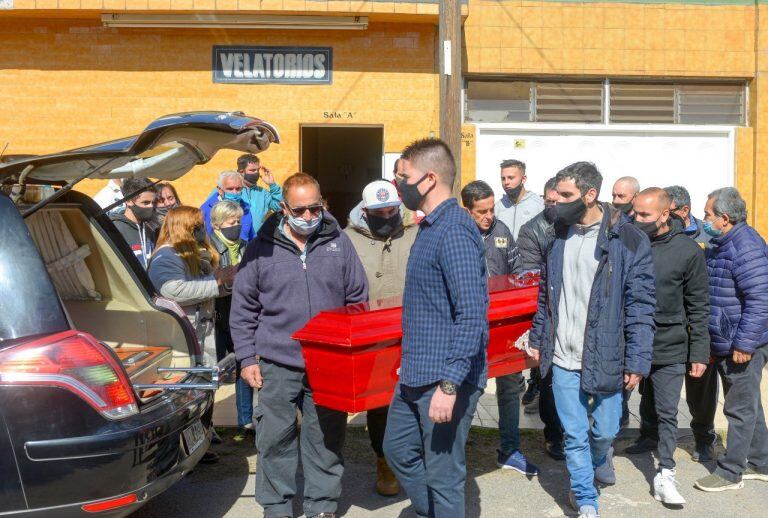 Despiden los resto de Ludmila Pretti, víctima de femicidio en Francisco Alvarez. (Foto: Clarín)