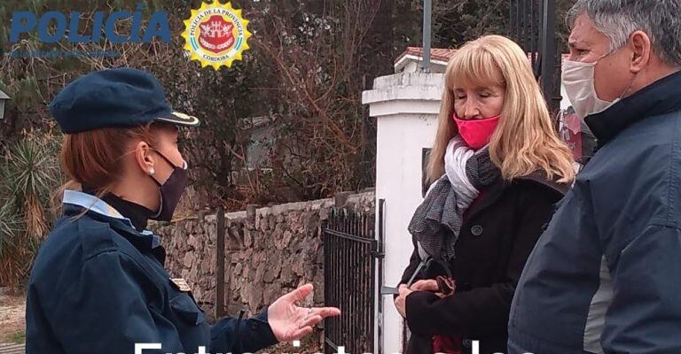 Policía dialogando con los vecinos de Carlos Paz.