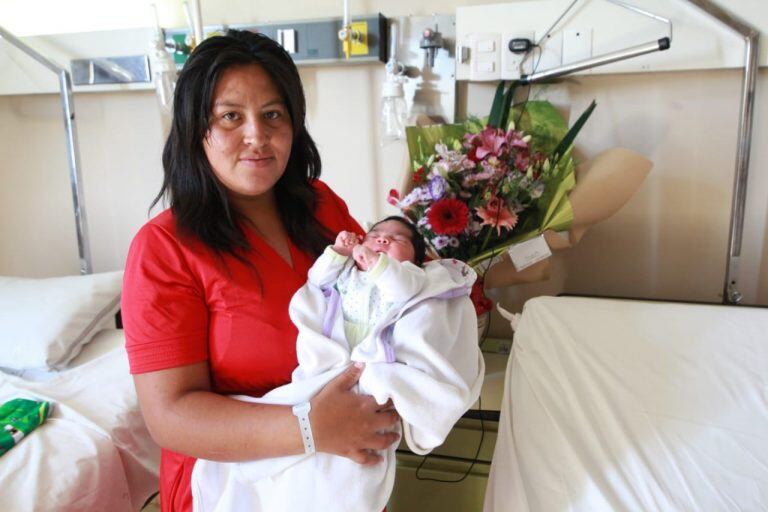 Esperanza Yasmín en los brazo de su madre.