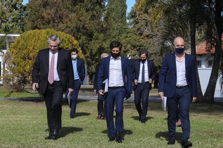 El presidente Alberto Fernández, junto a Horacio Rodríguez Larreta, alcalde de Buenos Aires; y Axel Kicilof, gobernador de la provincia de Buenos Aires, durante el anuncio de la extensión de la cuarentena obligatoria, en Buenos Aires. (Foto: EFE/Presidencia)