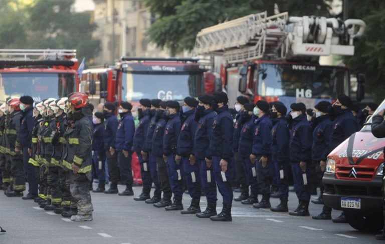 "Sirenazo" conmovedor en Villa Crespo en homenaje a los dos bomberos fallecidos durante el incendio de la perfumería "Pigmento". (Clarín)