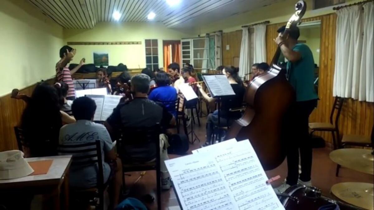 La Orquesta Estudiantil de Punta Alta junto a la biblioteca Alberdi