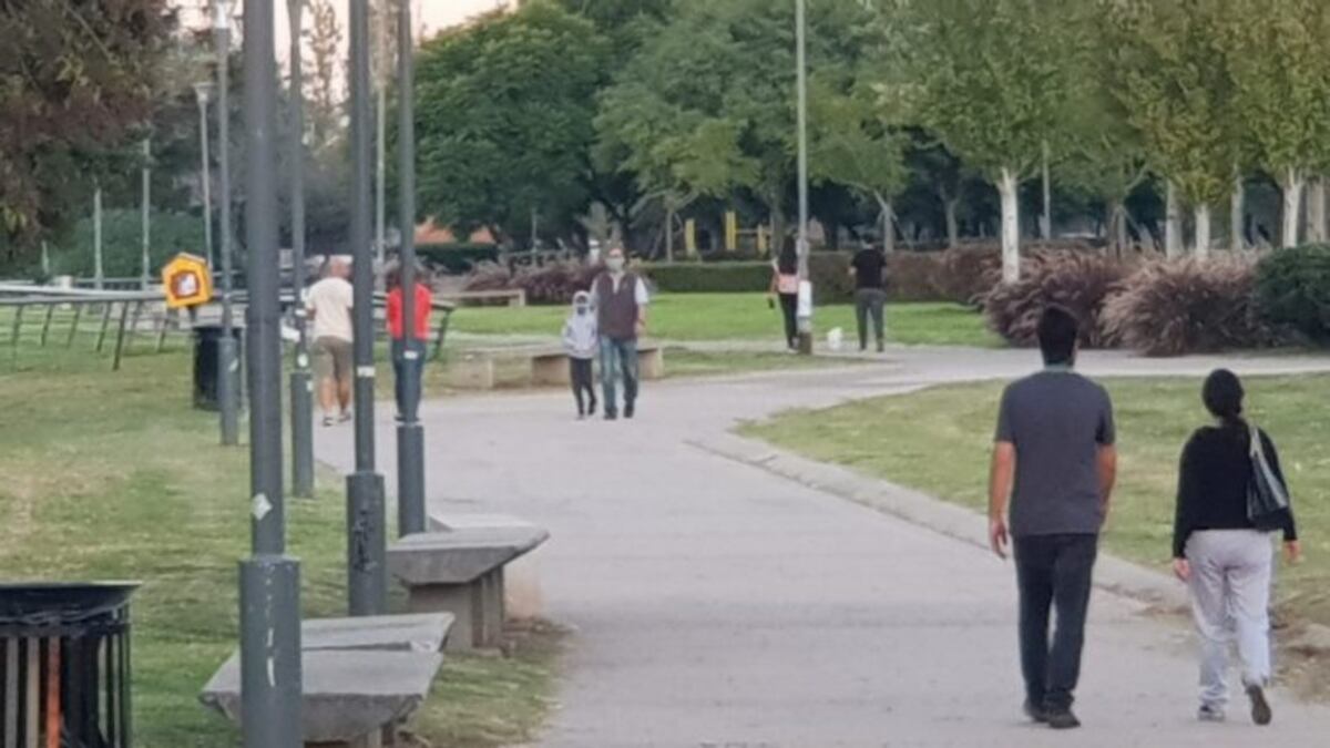 Muchos rosarinos salieron a pasear, pese a que sigue estando prohibido