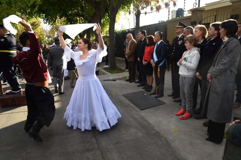 Las autoridades disfrutaron de la banda y del ballet.