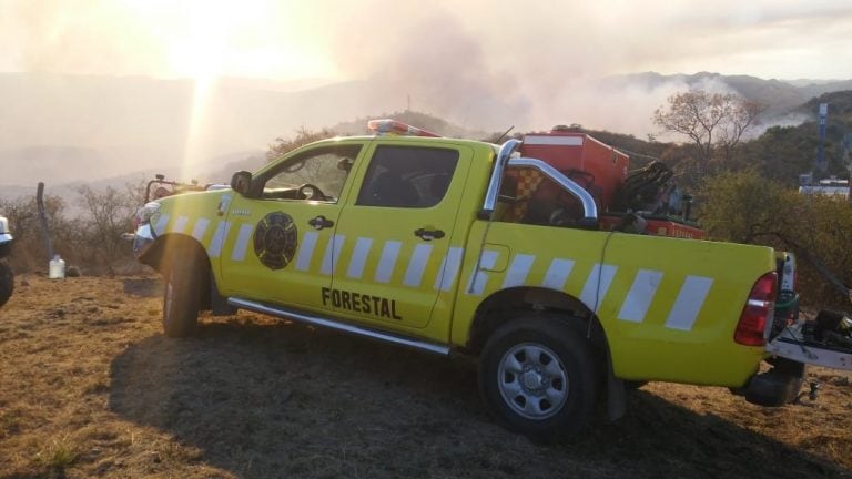 La Calera: 7 cuarteles de Bomberos y 11 dotaciones están trabajando en el lugar.