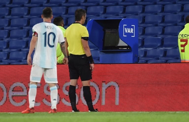 El jugador Lionel Messi observa la pantalla del VAR (EFE)