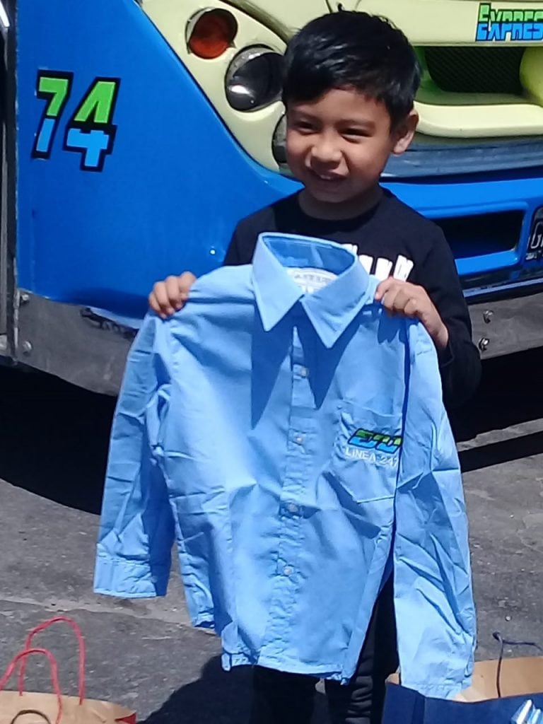 Julián emocionado con su nuevo uniforme de su colectivo favorito. Foto: @MarcelaOjeda.