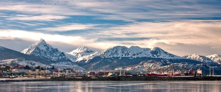 Paisaje Ushuaia desde el Canal Beagle.